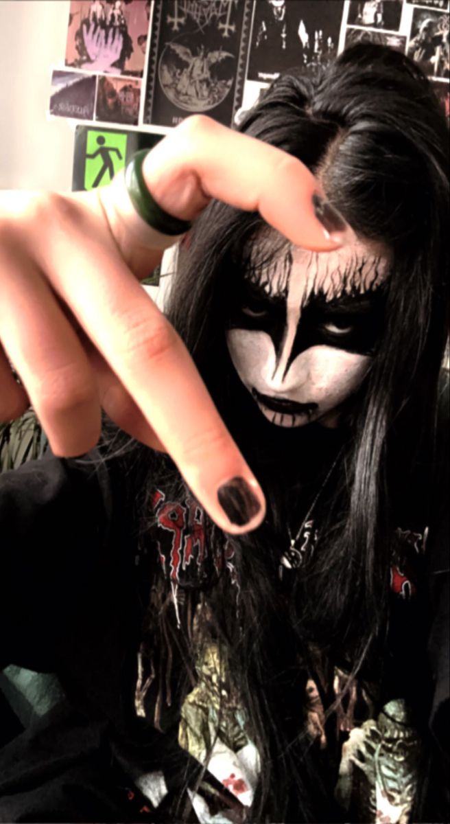 Pfp Metalhead, Metal Head Pfp, 80s Metalhead Aesthetic, Metal Head Girl, Metalhead Women, Metal Head Makeup, Metal Head Fashion, Black Metal Makeup, Metal Head Aesthetic