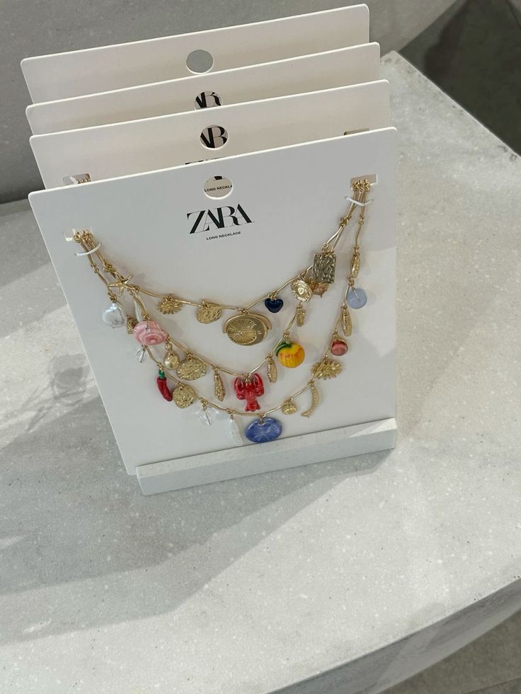 Zara Charm Necklace, Summer Charm Necklace, Cute Bracelet Designs, Cute Handmade Bracelets, Handmade Jewelry Trends, Bracelets Cute, Bracelets Luxury, Zara Necklace, Girly Bracelets