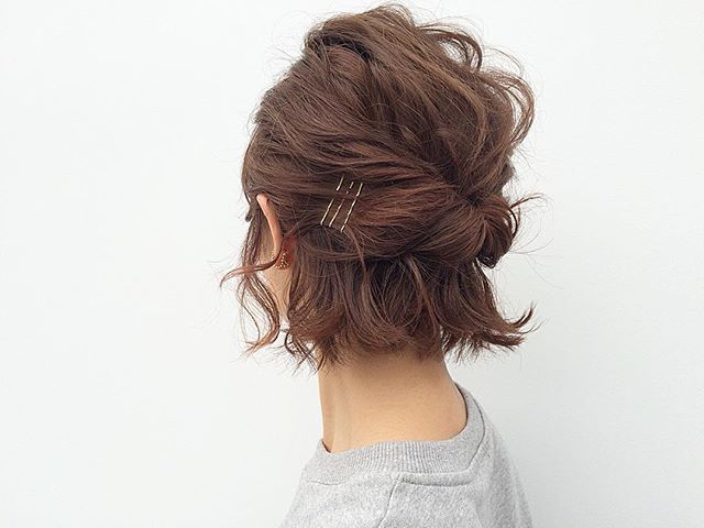 Short curly hair in a half-up, pinned back style. Hair Arrange, Peinados Fáciles Para Cabello Corto, Short Hair Updo, Penteado Cabelo Curto, Short Hair Styles Easy, Half Up Hair, 가을 패션, Great Hair, Cute Hair