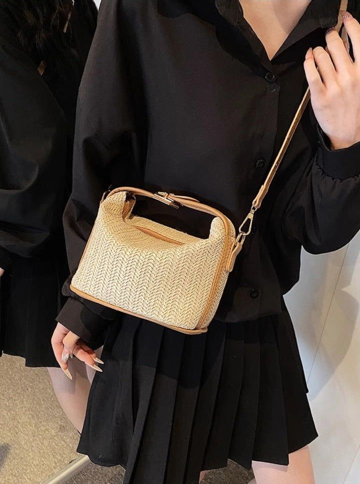 Detalles

 Presentamos nuestro bolso bandolera de mano tejido de paja, un accesorio elegante y versátil que complementa perfectamente la estética de la tendencia urbana.

 Disponible en dos elegantes colores, beige y marrón, este bolso combina sin esfuerzo moda con funcionalidad.

 Confeccionado con material de paja de alta calidad, este bolso irradia un ambiente informal pero sofisticado.

 Su pequeña forma cuadrada y su diseño tipo cubo lo convierten en una opción moderna para la fashionista moderna.

 Con un detalle trenzado, este bolso añade un toque de textura e interés visual a tu conjunto.

 La dureza media a dura garantiza durabilidad y longevidad, lo que lo hace adecuado para el uso diario.

 Con una única correa ajustable para el hombro, este bolso se puede llevar cómodamente co Trend Aesthetic, Cashmere Pants, Straw Bags, Street Trends, Clutch Pouch, Athleisure Wear, Cashmere Cardigan, Type Design, Square Shape