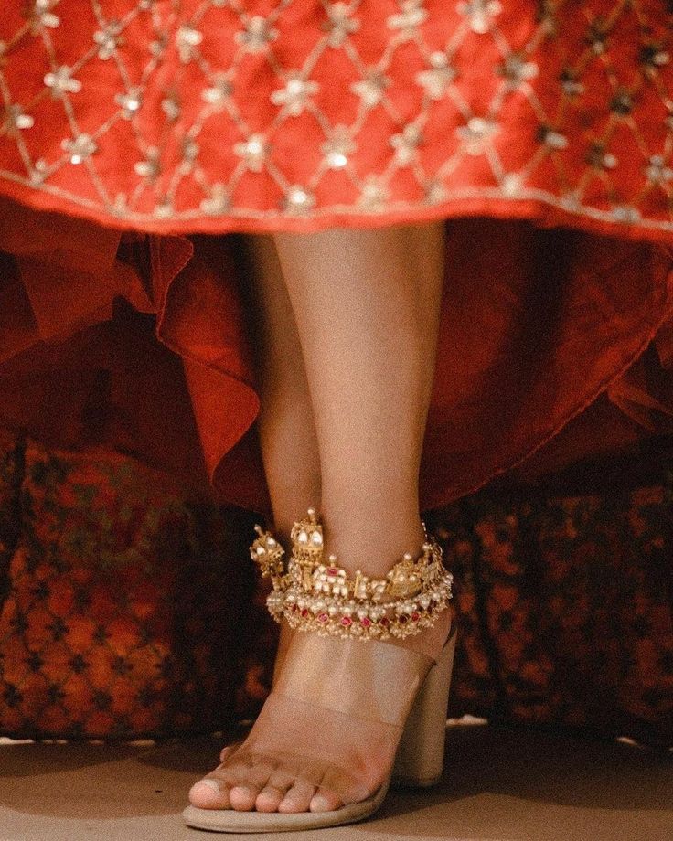 Kundan Anklets, Anklets Simple, Bridal Payal, Anklet Design, Bridal Foot Jewelry, Anklets Indian, Summer Shoes Wedges, Bridal Anklet, Wedding Anklets