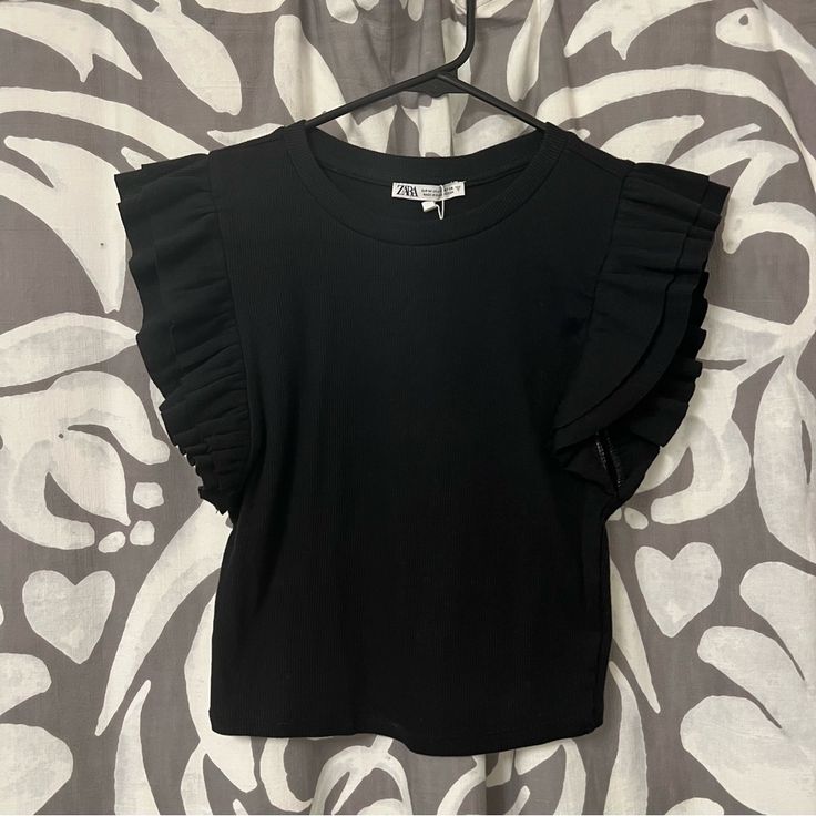 Nwt! Black Crop Top With Ruffle Sleeves Cheap Everyday Trendy Cropped T-shirt, Black Ruffle Sleeve Tops For Night Out, Zara Tops With Ruffles For Night Out, Trendy Black Ruffle Sleeve Tops, Zara Ruffled Tops For Night Out, Zara Ruffle Top, Baddie Birthday, Wishlist Clothes, Cowgirl Stuff