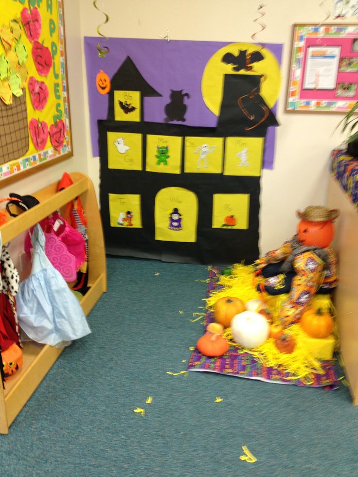 a child's room with toys and decorations on the floor