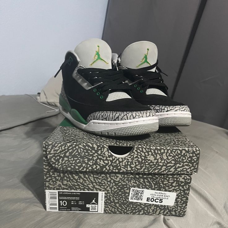 Jordan 3 Spine Green Sz 10 Lightly Worn Authentic Open To Offers Jordan 3 Pine Green, Pine Green, Jordan 3, Mens Shoes Sneakers, Green Color, Green Colors, Men's Shoes, Jordan, Shoes Sneakers