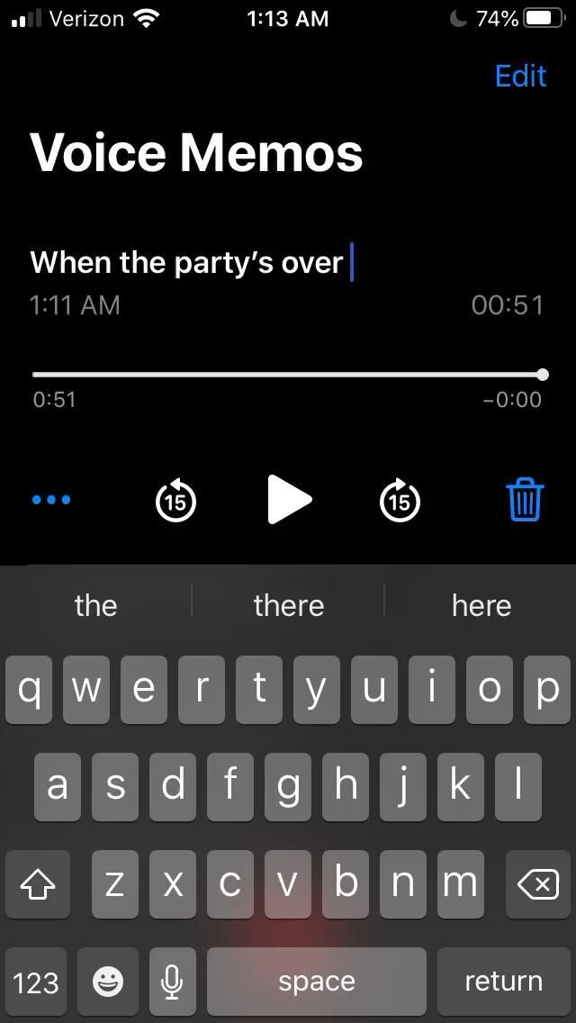 the voice memos app on an iphone's screen is showing it's own language