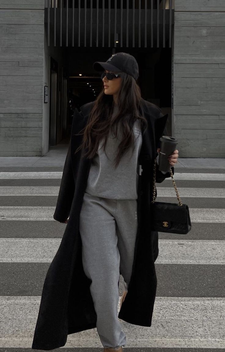 South Korea Outfit Winter, Classic Coat Outfit, Cold Cloudy Day Outfit, Long Black Coat Outfit Casual, Coat With Sweatpants, Rainy London Outfit, Light Gray Coat Outfit, Sneaker Winter Outfit, Seattle Outfits Winter Rainy Days