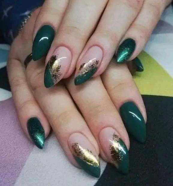 Dark Green Nails With Gold Flakes, Dark Emerald Green Nails With Gold, Emerald Green Nails Christmas, Nails To Go With Emerald Green Dress, Emerald Nail Ideas, Emerald And Gold Nails, Dark Green Nails With Gold, Emerald Green And Gold Nails, Emerald Green Nail Ideas