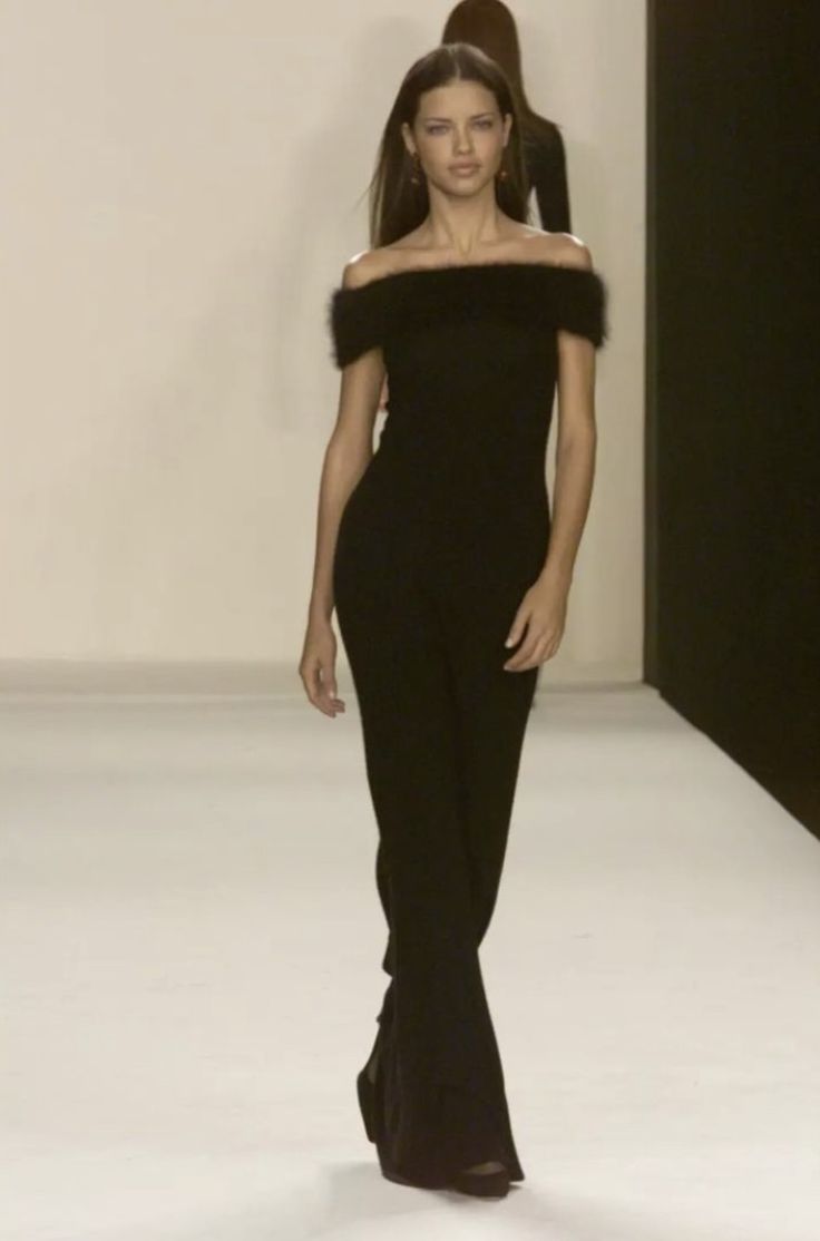 Gossip Girl Hamptons, Adriana Lima Fashion, Runway Model Aesthetic, Runway Aesthetic, Black Dress Elegant, Hamptons New York, Money Dress, Models 90s, Maxi Dress Winter