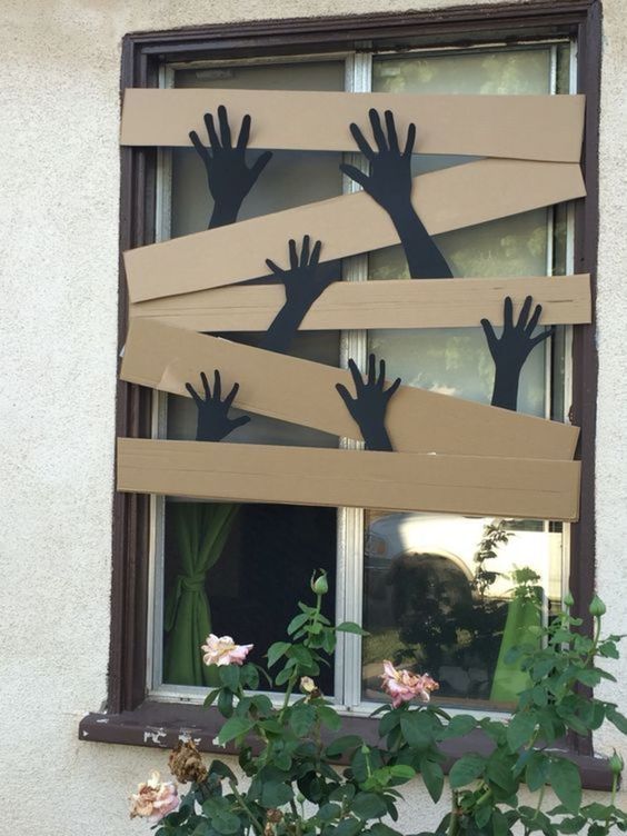 Easy DIY Halloween Decorations For Outdoor Yard - Spooky October Outdoors - RecipeMagik Porta Halloween, Spooky Diy Halloween Decor, Dekorasi Halloween, Spooky October, Halloween Office, Halloween Decor Diy, Easy Diy Halloween Decorations, Casa Halloween, Halloween Front Porch Decor