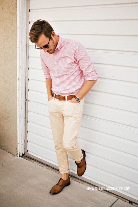 white trousers, a pink shirt and brown shoes without socks Shirt And Pants Combinations For Men, White Pants Men, Style College, Tan Pants, Spring Look, Summer Work Outfits, Outfit Jeans, Mens Pants Fashion, Cool Street Fashion