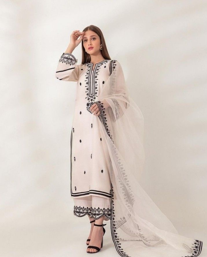 Sureena Chowdhri, Tassel Dupatta, Baju Kahwin, Indian Designer Suits, Desi Fashion Casual, Salwar Kamiz, Traditional Indian Outfits, White Mirror, Scallop Hem