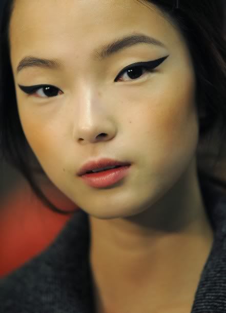 Xiao Wen Ju awesome cat eye liner Makeup Runway, Graphic Liner, Asian Eyes, Winged Liner, Eyeliner Tutorial, Winged Eyeliner, Asian Makeup, Makati, Beautiful Makeup