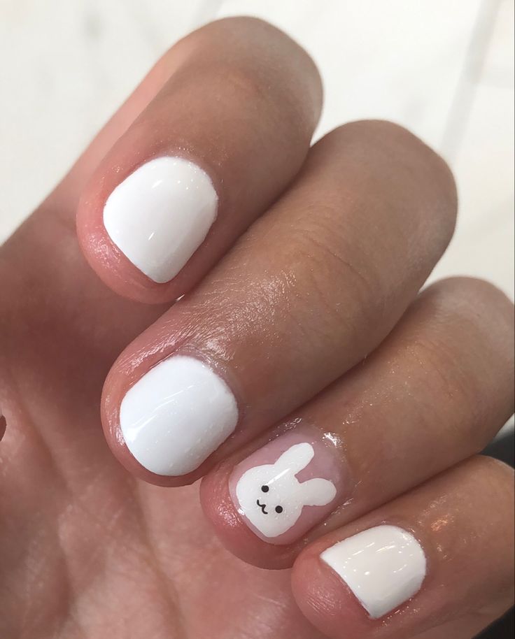 Easy Bunny Nail Art, Cute Nail Designs Animals, Short Bunny Nails, Short Nails Aesthetic Ideas, White Design Nails Short, Bunny Short Nails, Bunny On Nails, Miffy Nails Short, Bunny Nails Short