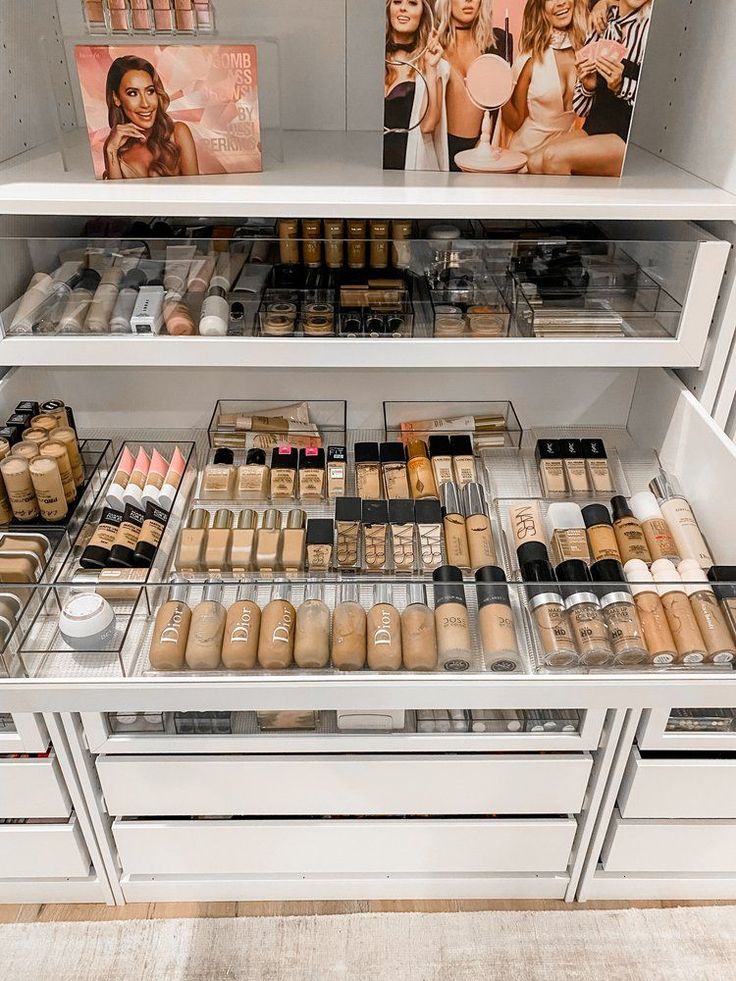 Desi Perkins Makeup, Makeup Studio Ideas, Makeup Room Design, Makeup Storage Hacks, Make Up Salon, Makeup Studio Decor, Makeup Bar, Rangement Makeup, Makeup Beauty Room