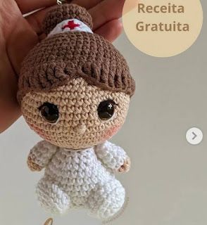 a small crocheted doll is being held by someone's hand with the caption, receita gratita