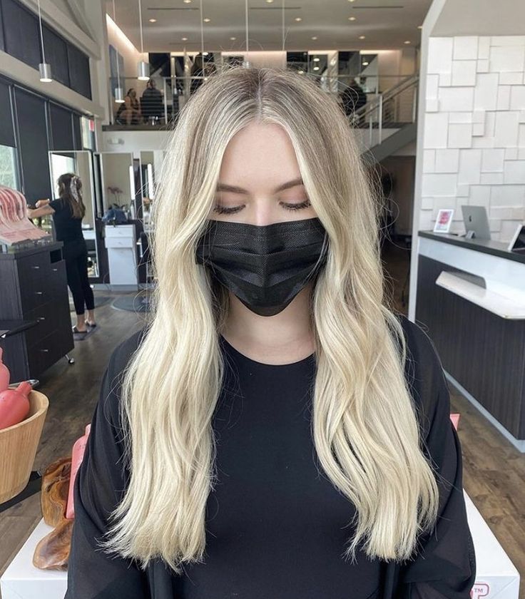 Bleach Blonde Root Smudge, Blonde W Money Pieces, Solid Blonde With Root Smudge, Root Tap With Money Piece, Bleach Blonde Hair With Money Piece, Bright Blonde Hair With Root Smudge, Blonde With Light Brown Roots, Blonde With A Root Smudge, Beige Blonde With Money Piece