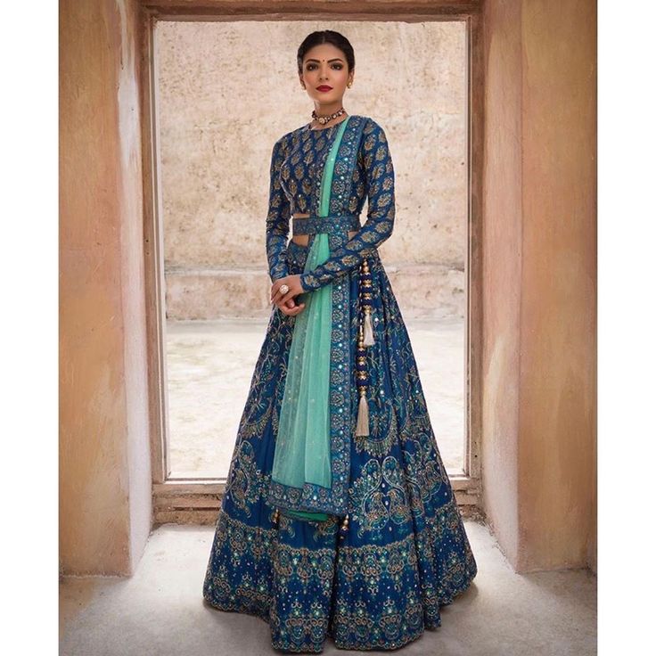 Bridal Dreams on Instagram: “Double tap if you love this blue combination 💙🐬💙🐬” Lehenga With Belt, Full Sleeves Blouse Designs, Orang India, Lehenga Choli Designs, Full Sleeve Blouse, Party Wear Lehenga Choli, Gaun Fashion, Choli Designs, Lehenga Blouse