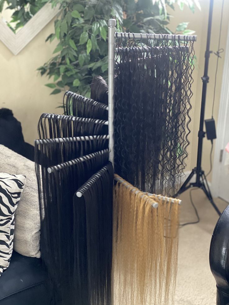 Braid Salon Decor Ideas, Home Hair Braiding Salon Ideas, Braiding Salon Ideas, Braiding Room Ideas, Hair Stylist Aesthetics, Hair Room At Home, Hair Suite, Salon Decor Studio, Salon Suite Decor