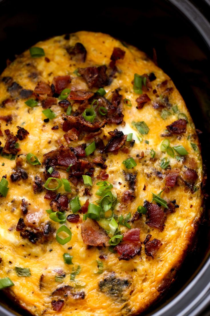 an omelet with bacon and green onions in the crock pot is ready to be eaten