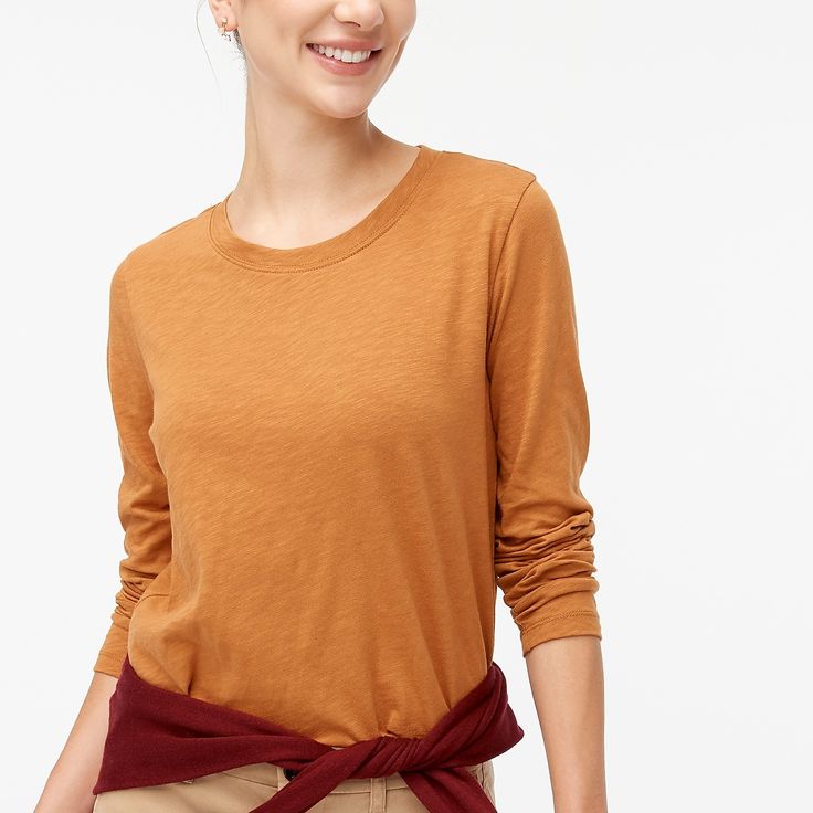 Fall Relaxed Fit T-shirt With Shirttail Hem, Fall Layering Crew Neck T-shirt, Fall Crew Neck Tops For Casual Gatherings, Fall T-shirt With Shirttail Hem For Everyday, Fall Everyday T-shirt With Shirttail Hem, Trendy Crew Neck T-shirt For Casual Gatherings, Fall T-shirt With Shirttail Hem, Crew Neck Tops For Fall Layering, Relaxed Fit Scoop Neck T-shirt For Fall