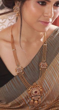 Jewelry Design Long Chain, Gold Necklace Designs Traditional, Gold Jewelry Long Chain, Long Chain For Saree, Long Jwellary Necklaces, Traditional Necklace Indian Gold, Jewelry Design Necklace For Saree, Indian Jewellery Design Traditional, Necklace Designs For Saree