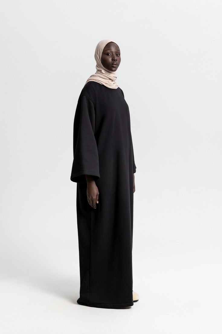 Cette robe signature Yumna est incroyablement douce. Le tissu doux et polaire vous tiendra chaud en période de grand froid. La coupe oversize permet d’être élégante et stylée en toutes modesty. Elle dispose de poche discrète pour le coté pratique. Une pièce tendance et minimaliste que vous pourrez accessoiriser facilement. Hijab Simple, Comfy Dress, Comfy Dresses, Your Values, Lookbook, How To Wear, Quick Saves