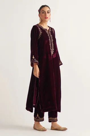 Buy Shivani Bhargava Green Bahaar Handwoven Chanderi Kurta Online | Aza Fashions Printed Velvet Suits Women Indian, Velvet Outfit, Velvet Suit Design, Velvet Kurta, Velvet Embroidery, Independance Day, Velvet Dress Designs, Winter Suit, Velvet Suit