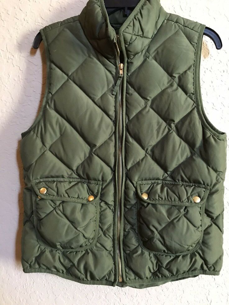 womens ( Woolrich) puffy vest / size M/ green. Green Casual Vest For Fall, Casual Green Vest For Fall, Green Vest Outerwear For Fall, Sleeveless Green Outerwear For Fall, Fitted Green Vest Outerwear, Green Sleeveless Outerwear With Pockets, Casual Green Vest Outerwear, Green Sleeveless Vest Outerwear, Puffy Vest