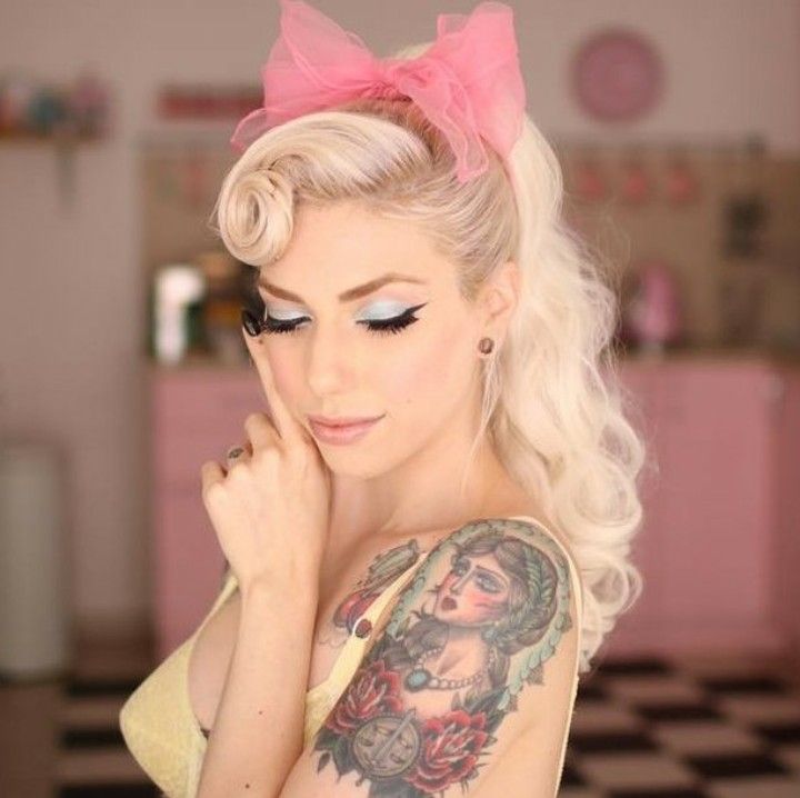 Witch Hairstyles, Cabelo Pin Up, Vintage Updo, 50s Hairstyles, Pin Up Looks, Victory Rolls, Pin Up Vintage, Roll Hairstyle, Rockabilly Hair