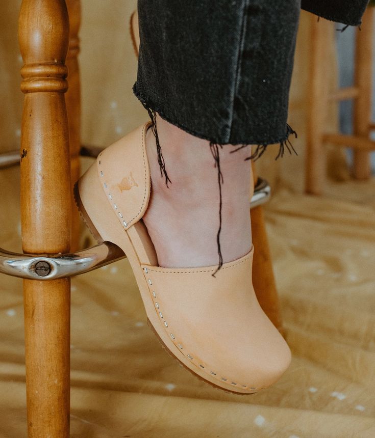 Introducing Brett Low - the perfect blend of style and comfort. This closed-back clog features a low heel and open side detail that is both timeless and unique. Slip into these elegant shoes for an elevated look that won't compromise on comfort. Clog measurements:Heel height: 1 3/4 (4.45 cm)Toe height:̴ 1 5/8 (4.1 cm)Fit:RegularLeather:Vegetable tanned leatherClogs consist of:Base: European Lime WoodSole: Rubber soleFastening: Staples Slip-on Clogs With Low Heel, Slip-on Clogs With Cushioned Footbed And Flat Heel, Slip-on Clogs With Low Heel And Leather Sole, Slip-on Clogs With Removable Insole And Round Toe, Slip-on Clogs With Rubber Sole Low Heel, Slip-on Clogs With Leather Footbed And Flat Heel, Slip-on Low Heel Heels With Rubber Sole, Leather Clogs With Wooden Flat Heel, Leather Sole Slip-on Clogs With Round Toe