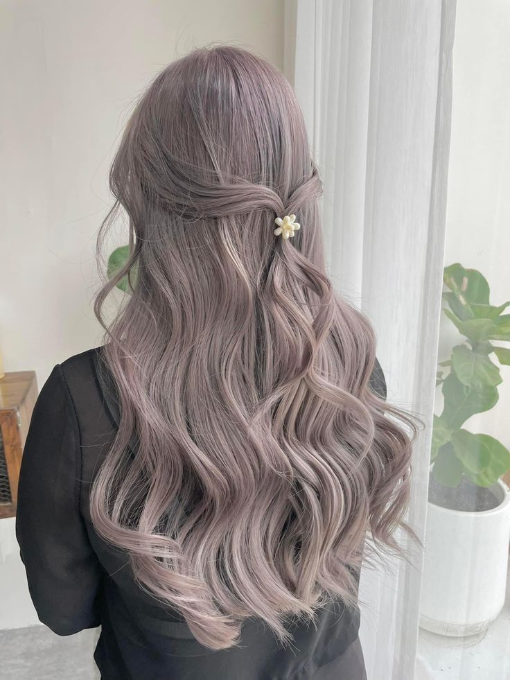 Oyster Hair Color, Pearly Haircolor, Milk Tea Purple Hair, Lavender Greige Hair, Hair Dye Ideas For School, 2 Different Hair Colors, Dusty Lavender Hair, Ash Purple Hair, Lilac Grey Hair