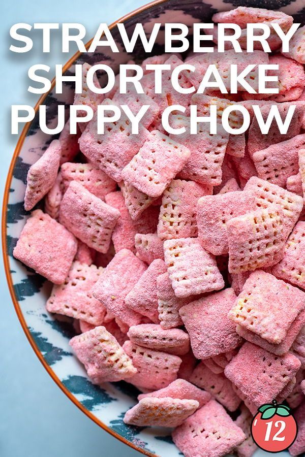 strawberry shortcake puppy chow is in a bowl