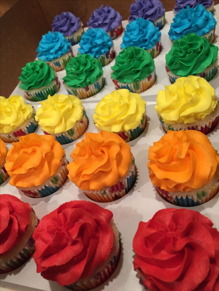 there are many cupcakes with different colored frosting on the top and bottom