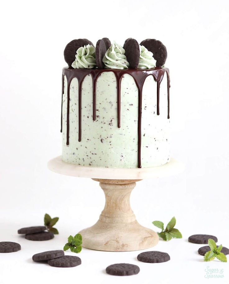 an oreo cookies and cream cake with chocolate drizzles on the top