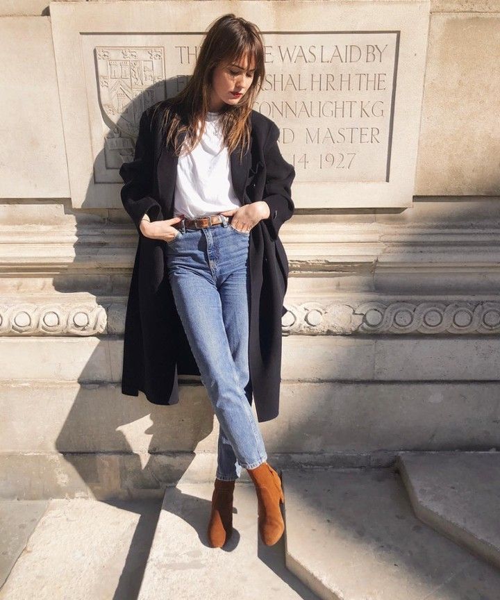 French Girl Daily on Instagram: “brown suede boots // @elizabethmiles_” Brown Ankle Boots Outfit, Suede Boots Outfit, Brown Boots Outfit, Short Brown Boots, Trendy Winter Fashion, Boots Outfit Ankle, Casual Skirt Outfits, Streetwear Mode, Paris Mode