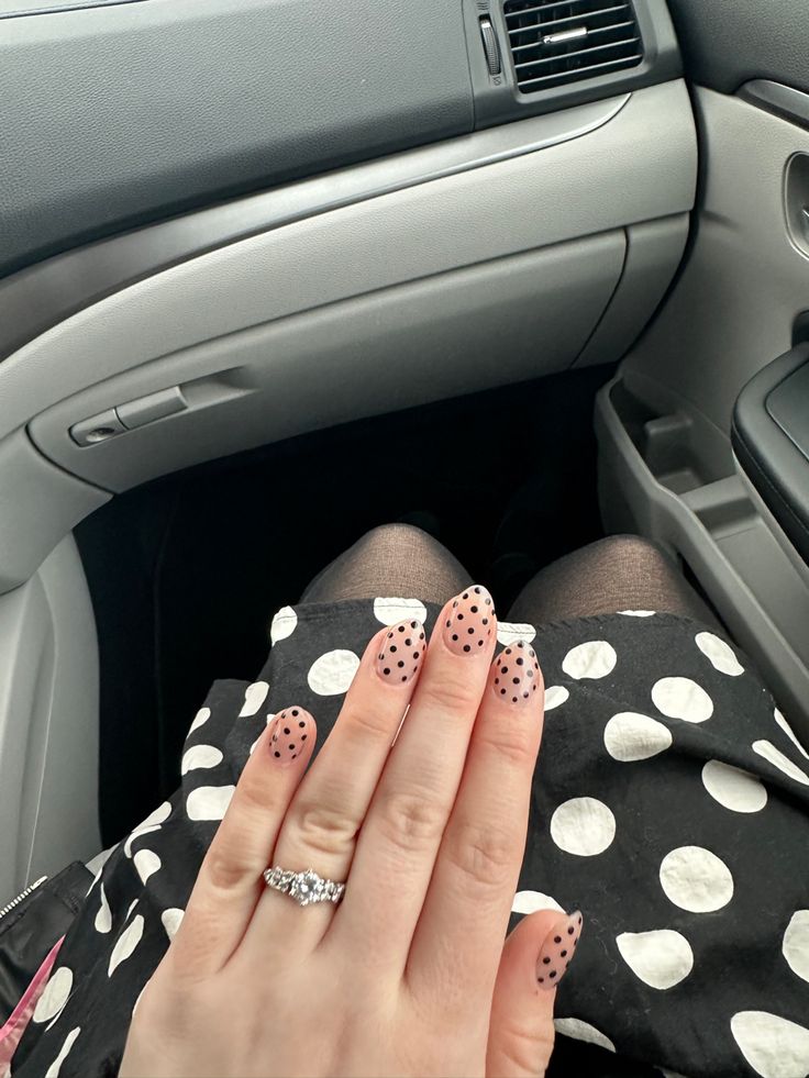 Polka Dot Nails Black, Black And White Polka Dot Nails, Black Dots Nails, Nails With Black Dots, Black Polka Dot Nails, Spotty Nails, Black Dot Nails, Short Natural Nails, Shellac Nail Designs