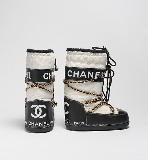 Chanel Winter Boots, Money Couple, Chanel Boots, Ski Fashion, Mommy Style, Skiing Outfit, Chanel Accessories, Moon Boots, Shoe Boot Sandals