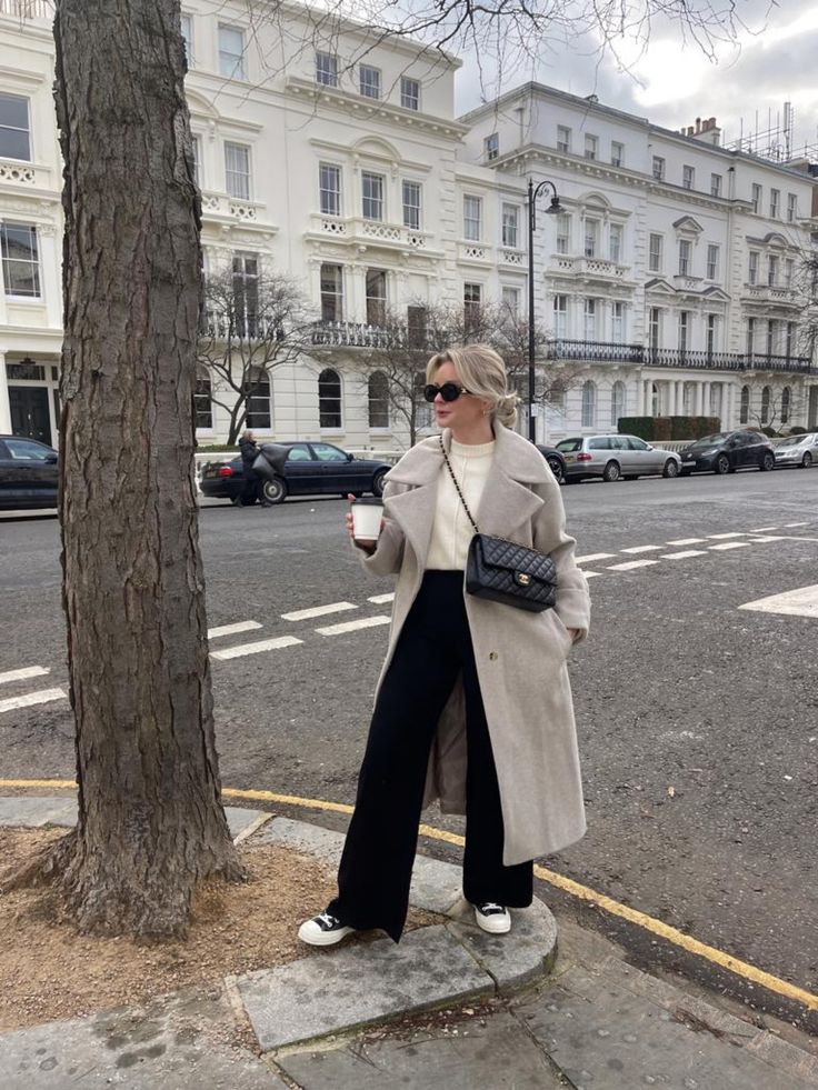 Nyc Honeymoon, Trousers Outfit Winter, Beige Coat Outfit, Coat Outfits For Women, White Coat Outfit, Wool Coat Outfit, Black Coat Outfit, Wide Leg Trousers Outfit, Mantel Outfit