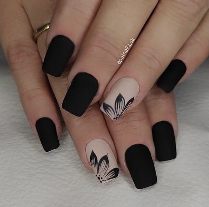 Best Simple Nail Designs, Cute Nail Designs Flowers, Matt Blue Nails Design, Black And White Nails With Flowers, Natural Nails With Black Design, Black Nail Designs With Flowers, Black Summer Nails Designs, Ring Finger Design Nails, Black Flowers Nails