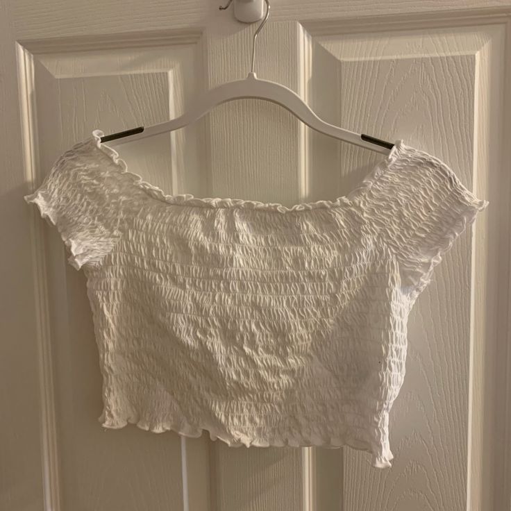 Unworn New With Tags White Ruched Crop Top From H&M White Ruched Top For Day Out, White Fitted Crop Top With Smocked Bodice, White Ruched Cropped Top, White Ruched Crop Top For Day Out, White Summer Tops By H&m, H&m White Summer Tops, White Ruched Smocked Summer Top, Casual White Ruched Crop Top, White Fitted Smocked Top With Short Sleeves