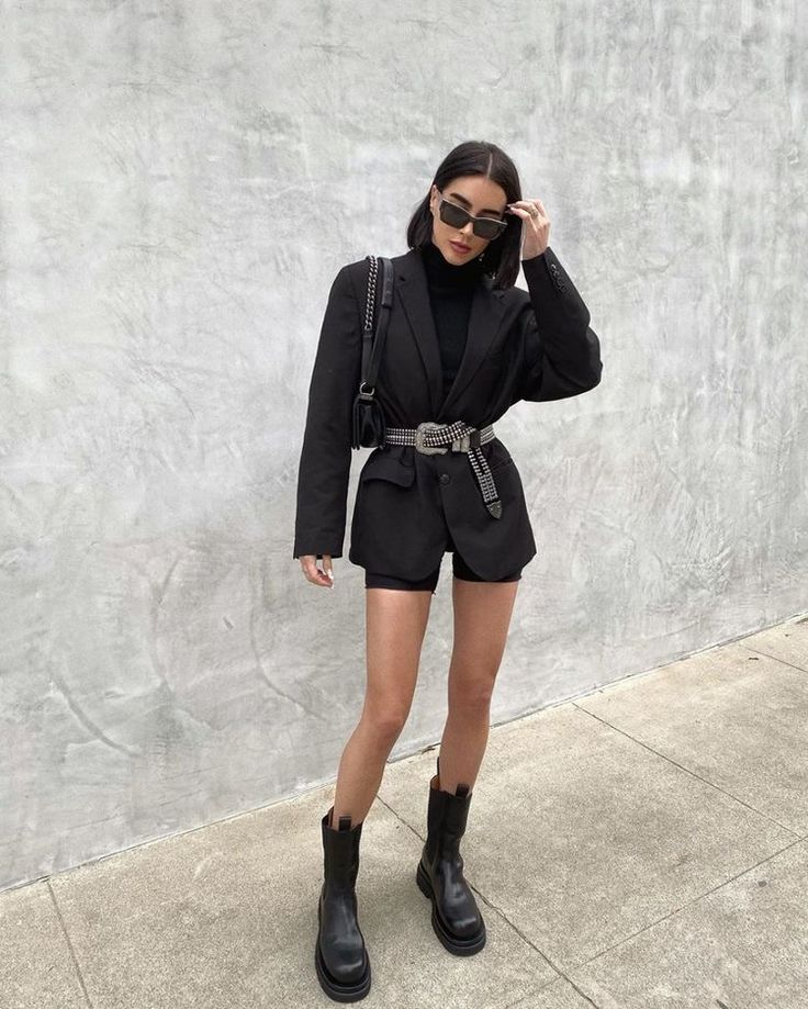 Learn from the master of monochrome style and minimalist fashion, #fashionblogger Sophia Roe. Get your #styleinspiration now! Bikers Outfit, Cycling Shorts Outfit, Biker Shorts Outfit, Chique Outfits, Monochrome Fashion, Black Outfits, Looks Black, Mode Inspo, Blazer Outfits