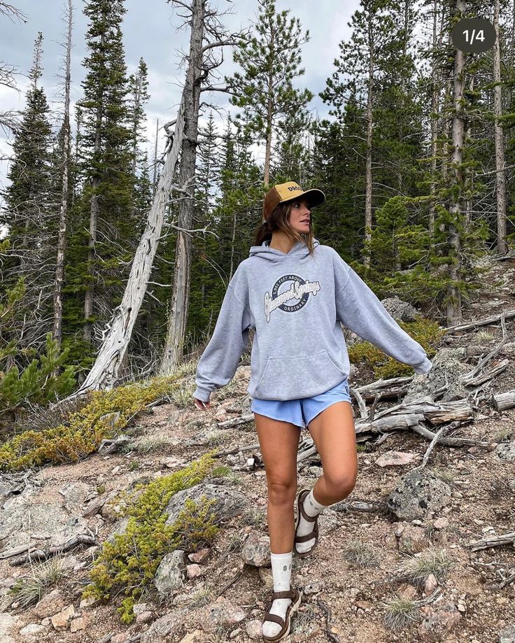 Stylish Hiking Outfit, Spring Hiking Outfits, Hiking Outfit Ideas, Cabin Outfit, Granola Outfits, Camping Outfit, Granola Style, Cute Hiking Outfit, Granola Girl Aesthetic