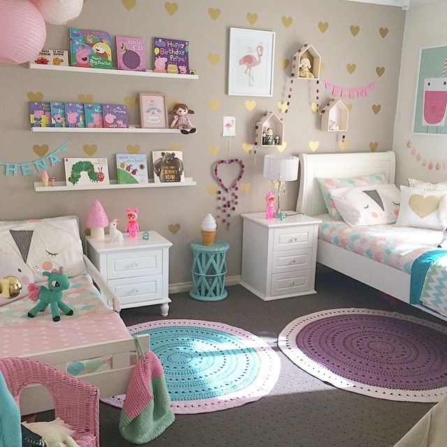 a child's bedroom decorated in pastel colors