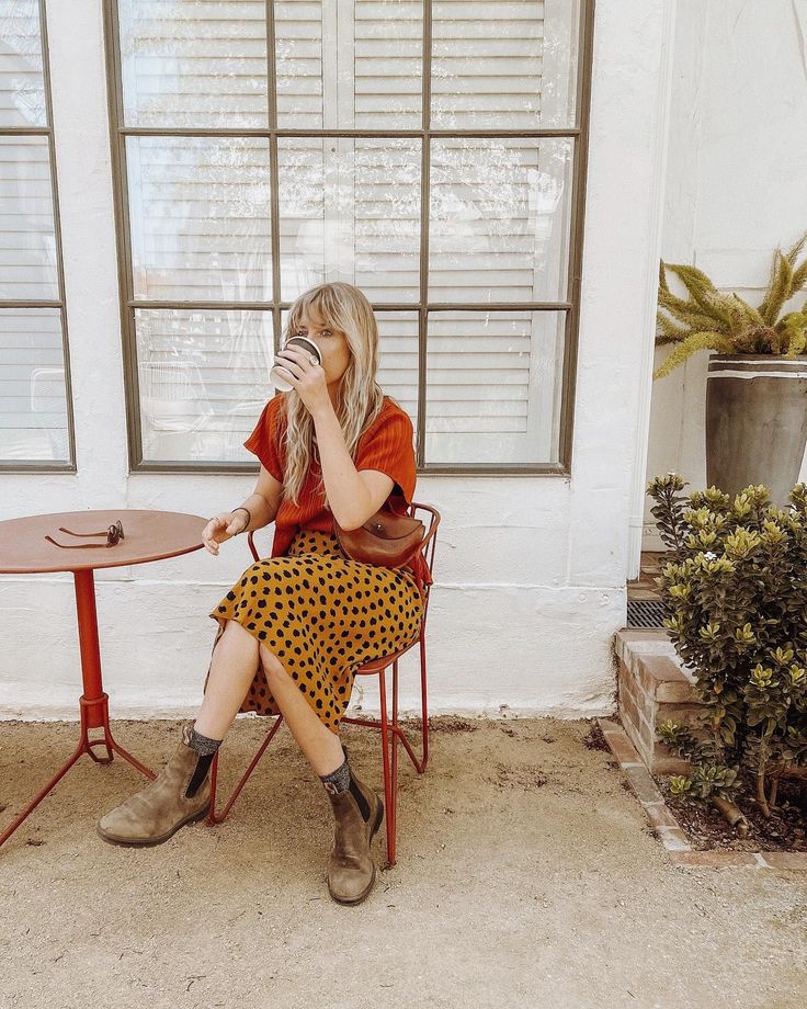 Love this summer outfit with Blundstone Boots and Skirts. #Regram via @CbiBBmTgFIF Blundstones And Skirts Outfit, Skirt And Blundstone Outfit, Summer Chelsea Boots Outfit, Blundstones With Skirt, Blundstone Skirt Outfit, Blunderstone Women Outfit, Boots Midi Skirt Outfit, Blundstone With Dress, Blundstone Outfit Dress