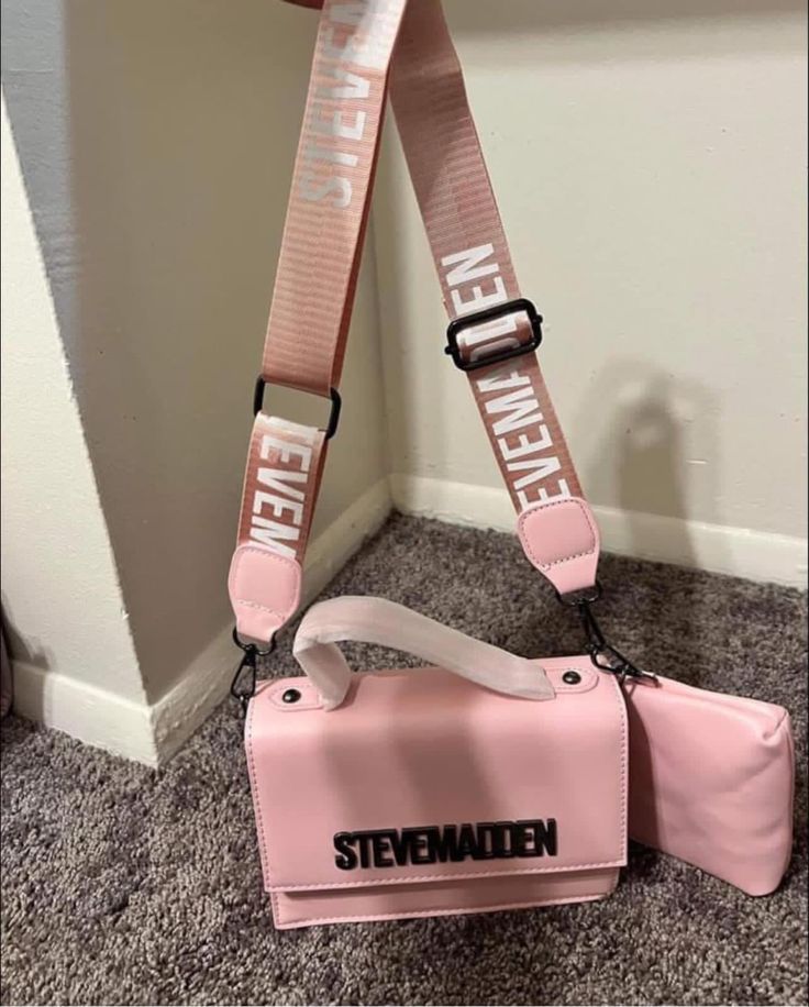 Steve Madden Bags Handbags, Pretty Tote Bags, Purse Outfit, My Style Bags, Trendy Purses, Luxury Bags Collection, Pretty Shoes Sneakers, Handbag Essentials, Girly Bags