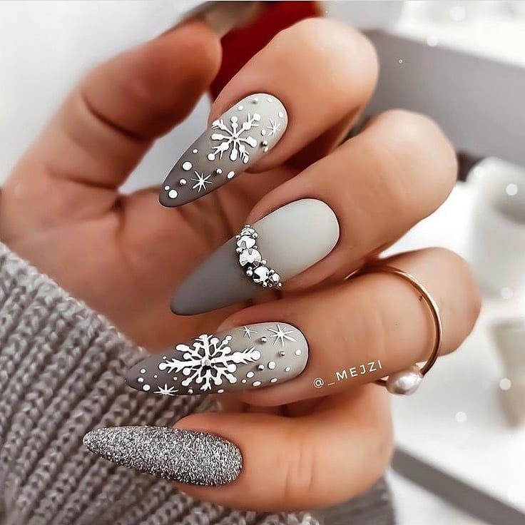 Unghie Sfumate, Nagel Tips, Snowflake Nails, Her Nails, Winter Nail Designs, White Nail, Xmas Nails, Stick On Nails, Nail It