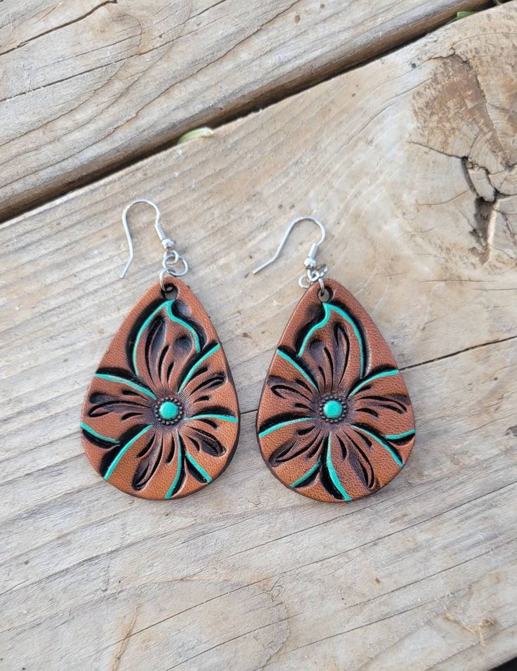 Tooled flower earrings. Hand tooled and cut. It is originally crafted. I can produce more than one if you wish to have multiples. They are ready to ship with fast shipping.  Free shipping included. The tooled portion is made from good quality Herman oak veg tanned leather. Contact me with any questions or interested in a similar style. I can make other styles and colors of fringe as well. Possible to customize with initials or other details if desired. Thank you for looking!! I appreciate it! Leather Tooling Patterns Printable, Western Leather Earrings, Tooled Leather Earrings, Handmade Leather Work, Earrings Western, Handmade Leather Jewelry, Wood Jewelery, Leather Jewelry Diy, Diy Leather Earrings