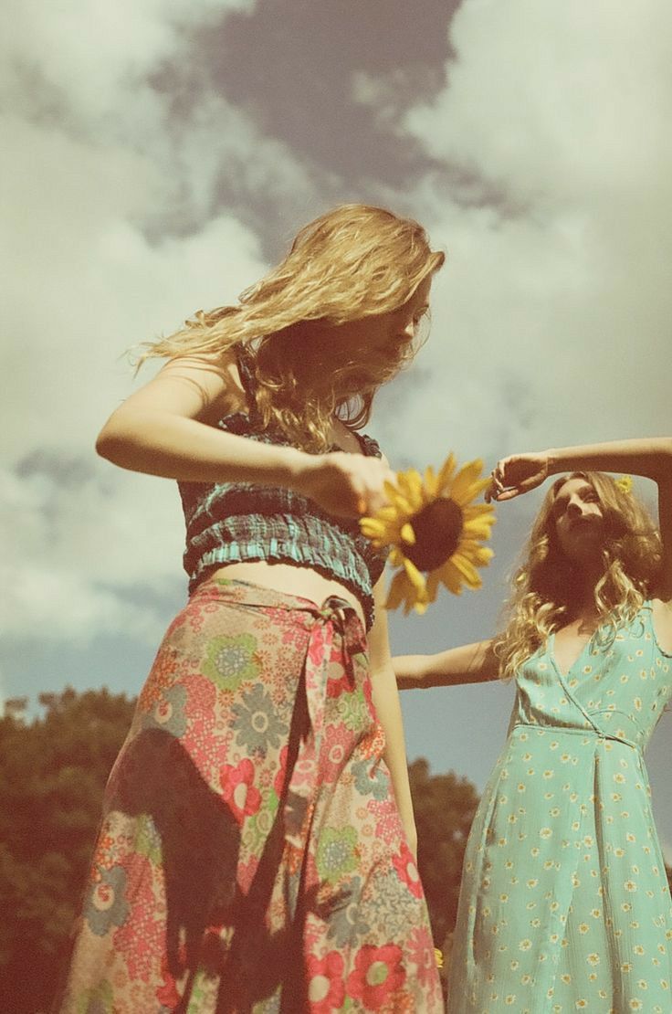 Flower Child Aesthetic, Hippy Aesthetic, 70s Photoshoot, Chasing Rainbows, Flower Children, Bohemian Diesel, Hippie Baby, Hippie Lifestyle, Hippie Movement