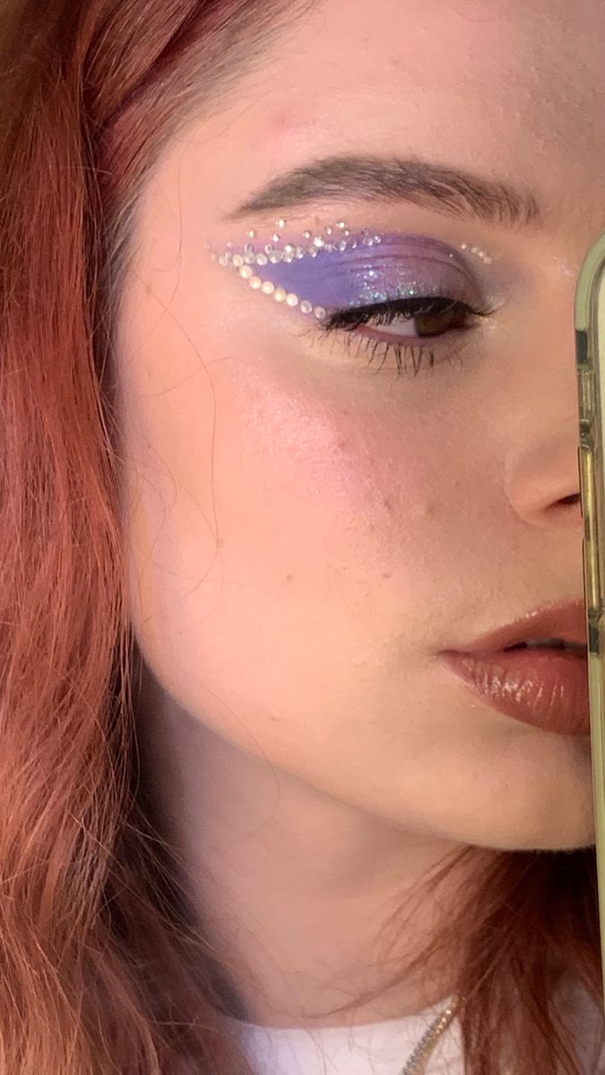 Taylor Swift Makeup, Purple Eyeshadow Looks, Purple Makeup Looks, Concert Makeup, Rhinestone Makeup, Cute Eyeshadow Looks, Purple Outfit, Purple Eye Makeup, Look Festival