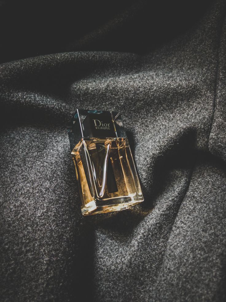 Aftershave Aesthetic, Dior Homme Perfume, Academia Men, Dark Academia Men, Dior Homme Intense, Atlas Cedar, Selling Clothes Online, Night Anime, Fragrance Bottles